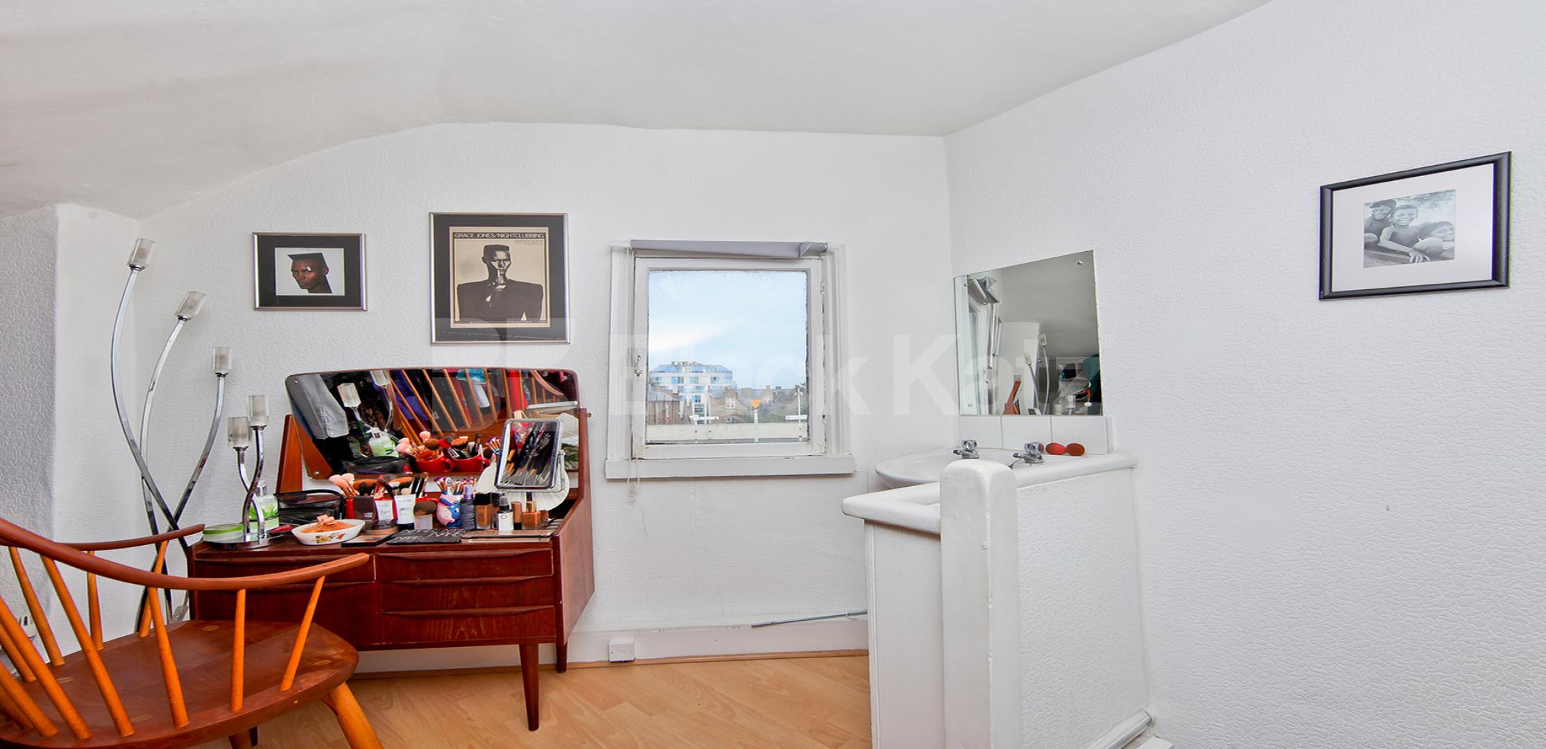 			LET  , 1 Bedroom, 1 bath, 1 reception House			 Queenstown Road, Battersea Park